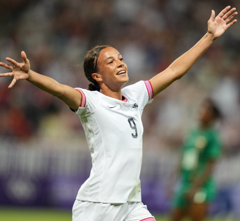 奥运女足报道：斯旺森2分钟连进2球 罗德曼进球 美国3-0击败10人赞比亚