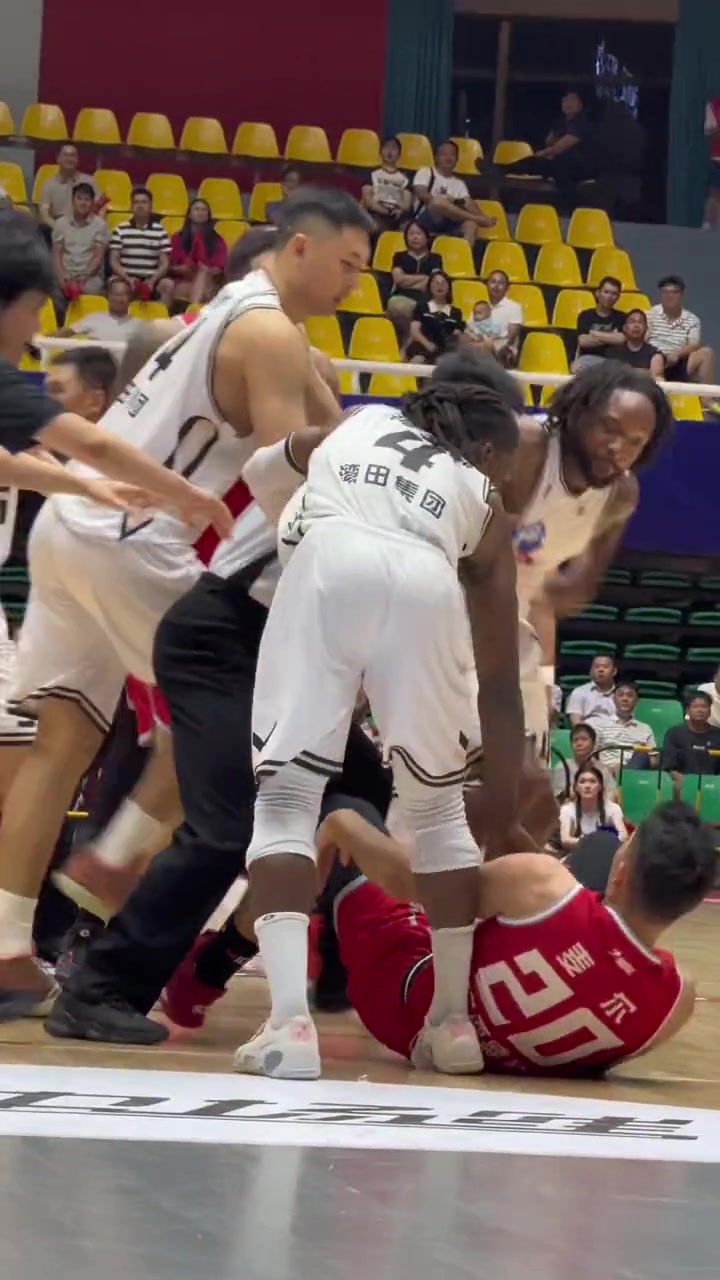 倒拔垂杨柳？NBL爆发激烈冲突：广西球员被长沙外援抱摔掀翻在地