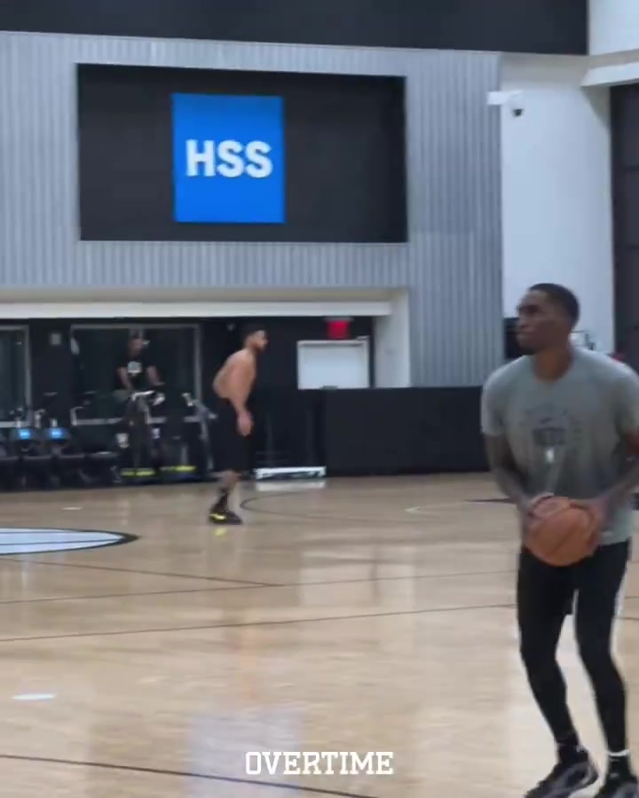 本西赤裸上身三分三连击🤔动作和速度有待拷问