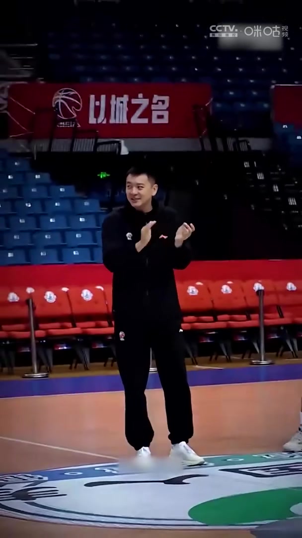 杨鸣鼓励球队：13天里第7场球 今天打完能连休两天 大家克服克服