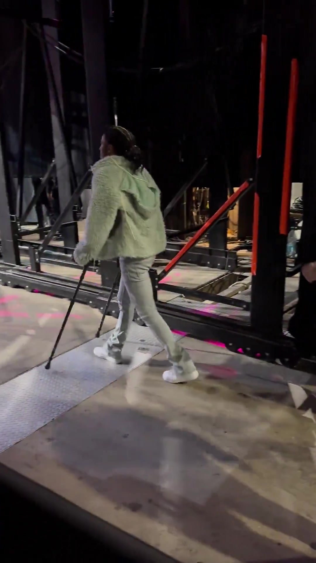 😱这么严重吗？莫兰特今天拄上了双拐🩼🩼